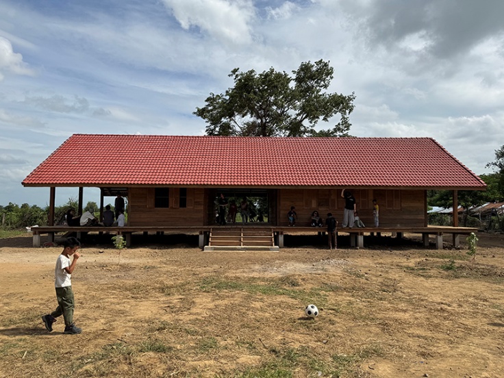完工相片 由30位學生完成設計並親自施工，約佔工程總人力之60%，建物內設教室、圖書室、保健室、開放空間。