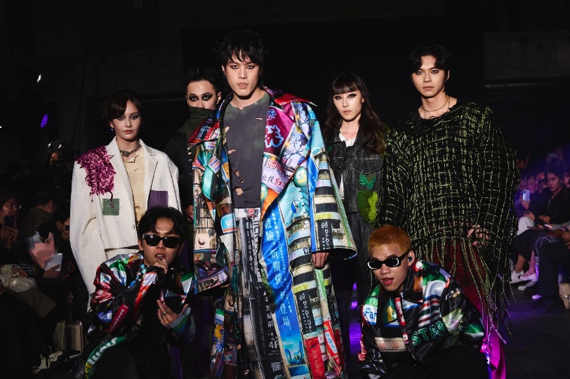 設計師作品與歌手合照