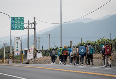 10天9夜徒步120公里,學子送暖原鄉,在行腳陪伴中淬鍊心志、發現自我 一位教授的「溫柔叛逆」:把課堂搬到台九線上