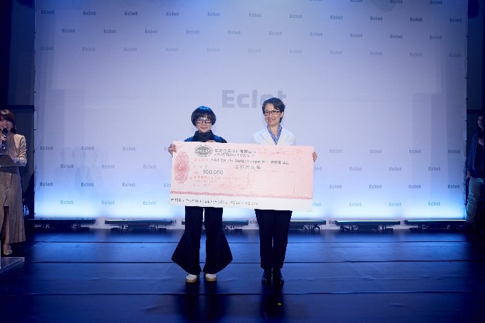 實踐大學高雄校區榮獲2026儒鴻服裝設計大賽團體首獎，抱回50萬元獎金，並由副總統蕭美琴親自頒獎