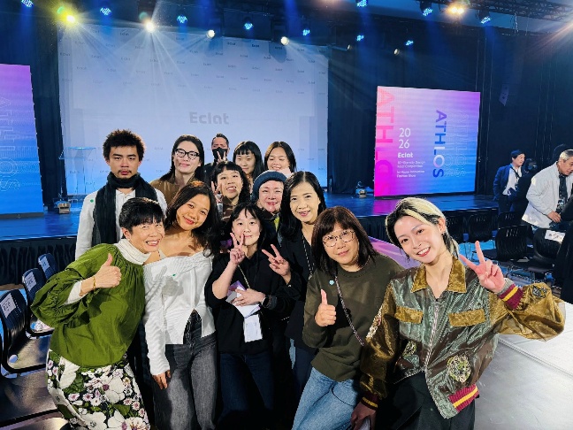 實踐大學師生合照