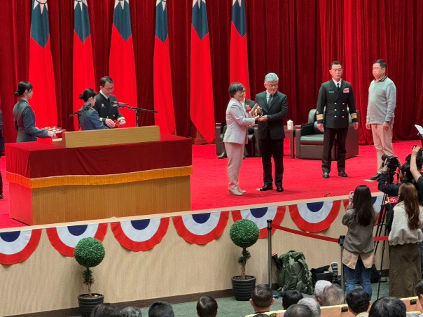 內政部劉世芳部長親自頒贈績優學校獎座