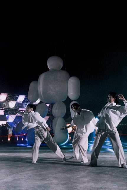 地球上的花仙子們發現馬格努斯，親切與他問候嬉戲共舞。