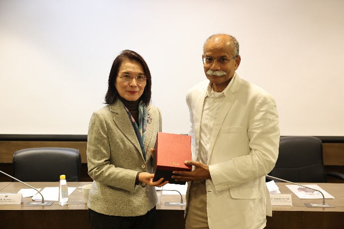 實踐大學洪久賢校長致贈印度FICCI共同主席紀念禮品