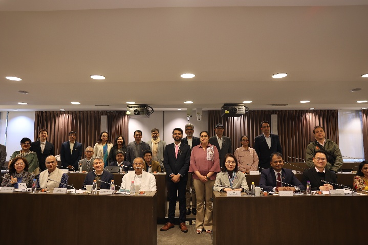 實踐大學師長與印度工商聯合會及各大學代表合影