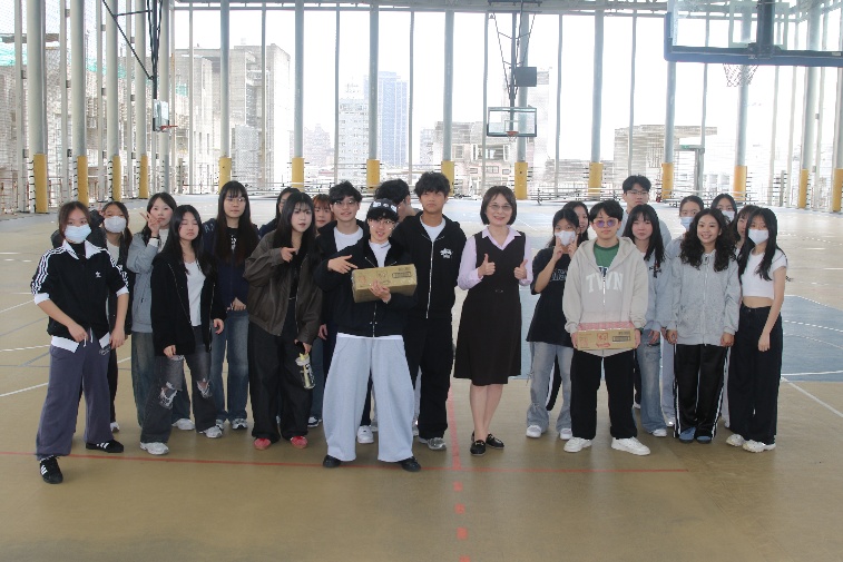 頒獎校慶系列活動「系學會滾大球比賽」圓滿落幕，獲獎學生隊伍於體育館五樓與校長開心合影留念，記錄團隊合作與榮耀時刻。