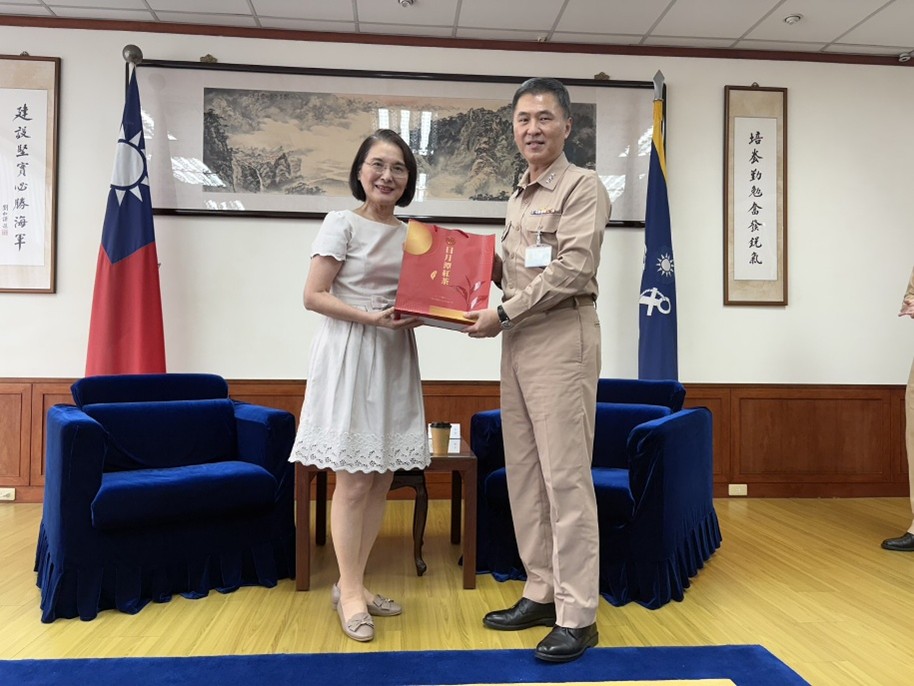 實踐大學洪久賢校長與海軍司令部司令蔣正國上將互換禮物