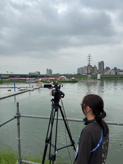 學生於現場進行採訪，同步操作轉播設備，展現多元專業素養。攝 /陳沛汝