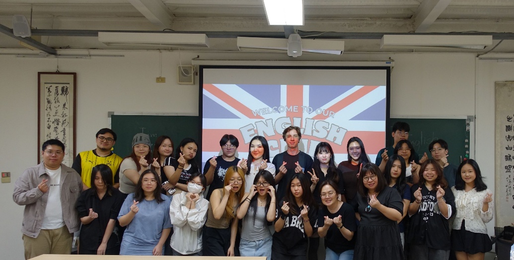 實踐大學台北校區國際生及高雄校區同學入班活動合影