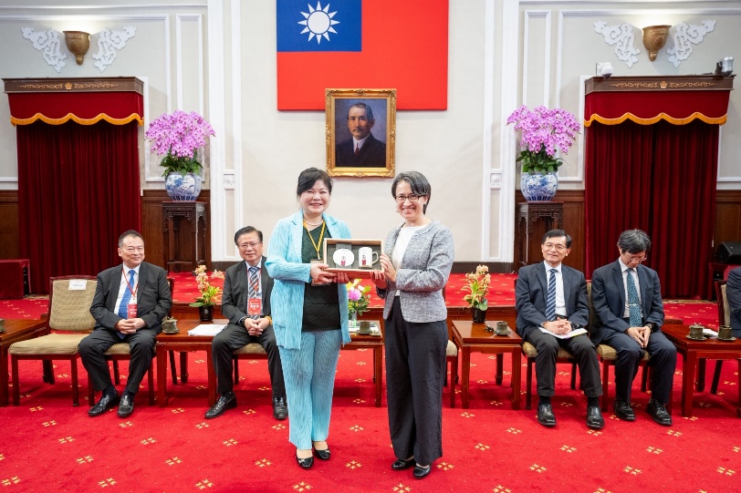 林妙娟董事長（左）與蕭美琴副總統（右）於總統府合影。