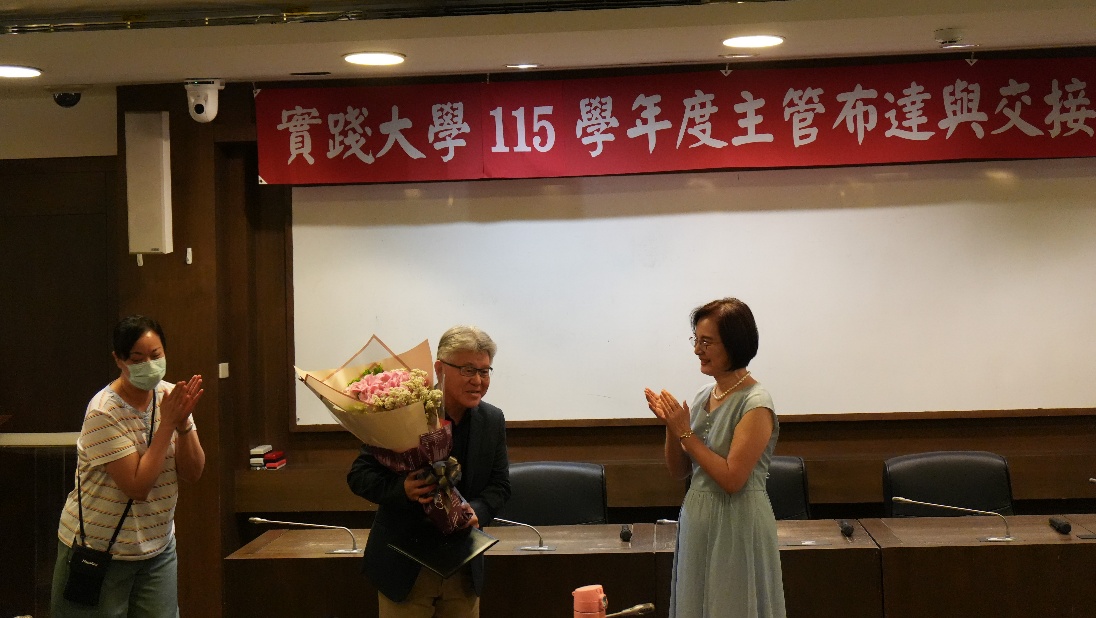 卸任學務長吳聲銘(中)接受同仁獻花,洪久賢校長(右)代表學校表達感謝,現場氣氛溫馨感人。