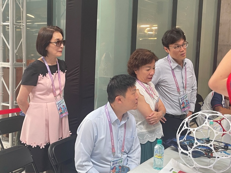 教育部朱俊彰次長、技職司楊玉惠司長、徐振邦副司長及實踐大學洪久賢校長等貴賓,現場了解無人機設備及競賽情形。