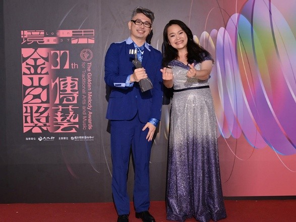 實踐大學音樂學系校友戴健宇與專輯製作人蔡佳璇合照