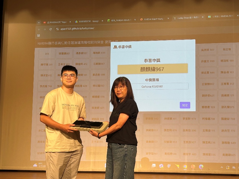設計學院許鳳玉院長與抽(獲)獎同學頒獎合影