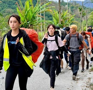 沒學分也要上！40名學生背10kg行李　徒步120公里到偏鄉上「公民課」